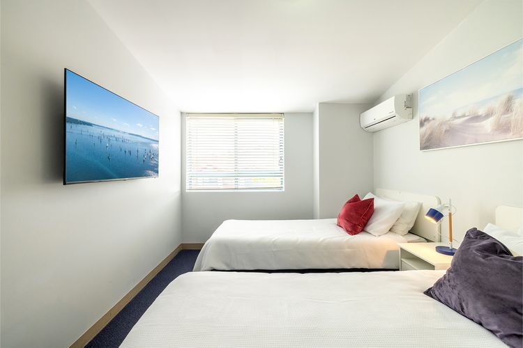 Nelson Bay Breeze Apartment, 29/1 Trafalgar Street – Air conditioned unit with Linen supplied, complex pool and spa