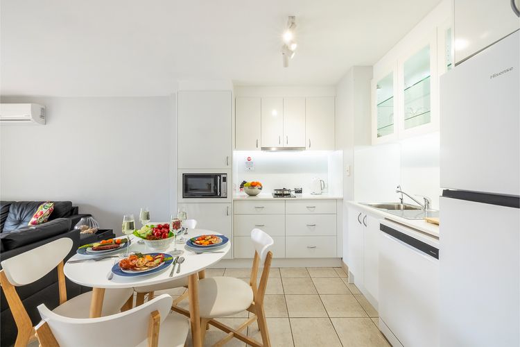 Nelson Bay Breeze Apartment, 29/1 Trafalgar Street – Air conditioned unit with Linen supplied, complex pool and spa