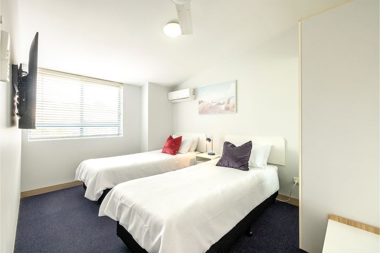 Nelson Bay Breeze Apartment, 29/1 Trafalgar Street – Air conditioned unit with Linen supplied, complex pool and spa