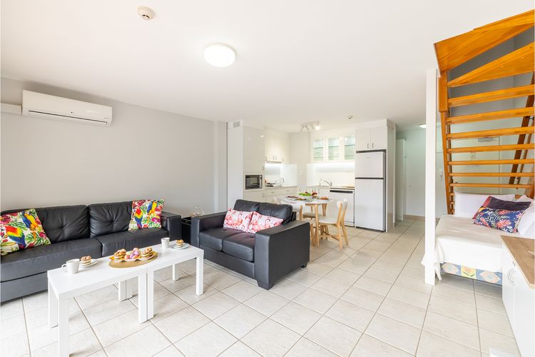 Nelson Bay Breeze Apartment, 29/1 Trafalgar Street – Air conditioned unit with Linen supplied, complex pool and spa