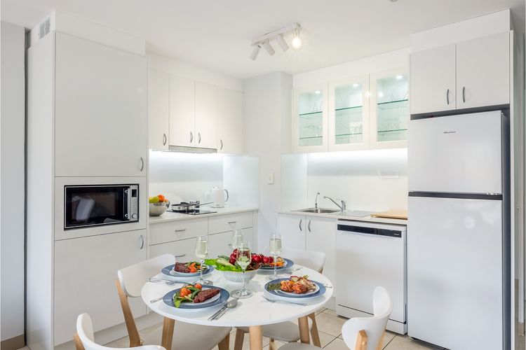 Nelson Bay Breeze Apartment, 29/1 Trafalgar Street – Air conditioned unit with Linen supplied, complex pool and spa