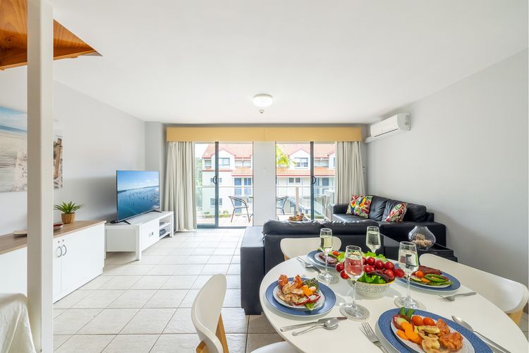 Nelson Bay Breeze Apartment, 29/1 Trafalgar Street – Air conditioned unit with Linen supplied, complex pool and spa