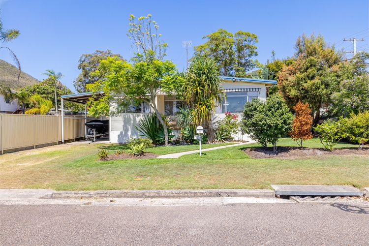 Evoke – Shoal Bay, 2 Leonard Ave , Stylish holiday house with air con, Wi-Fi & boat parking