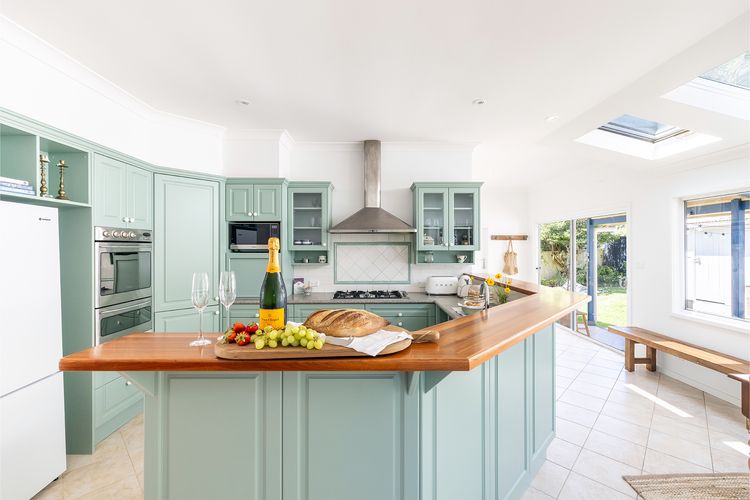 Evoke – Shoal Bay, 2 Leonard Ave , Stylish holiday house with air con, Wi-Fi & boat parking