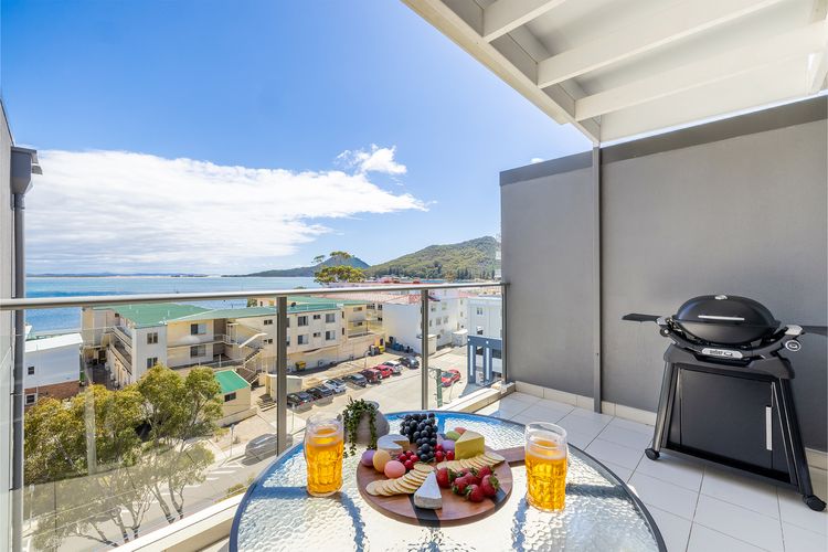 The Shoal, 508/6-8 Bullecourt St – stunning views, air con, lift and Wi-Fi