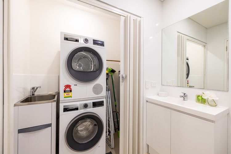 The Shoal, 508/6-8 Bullecourt St – stunning views, air con, lift and Wi-Fi