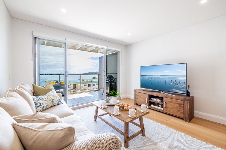 The Shoal, 508/6-8 Bullecourt St – stunning views, air con, lift and Wi-Fi