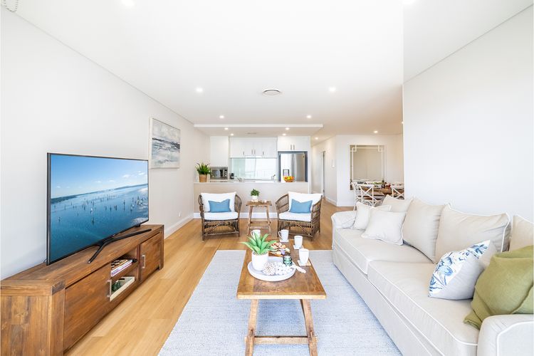 The Shoal, 508/6-8 Bullecourt St – stunning views, air con, lift and Wi-Fi