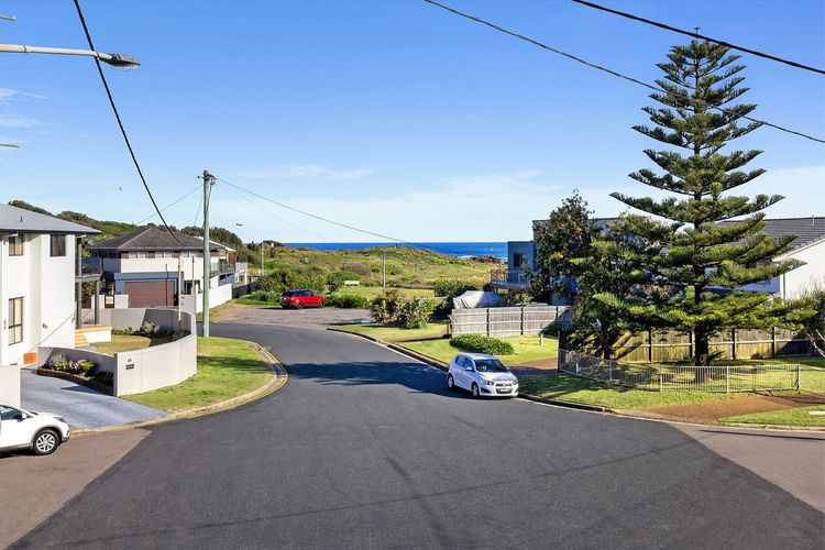 Birubi Point House, 56 Ocean Ave – stunning water views, ducted air con