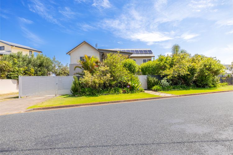 Birubi Point House, 56 Ocean Ave – stunning water views, ducted air con