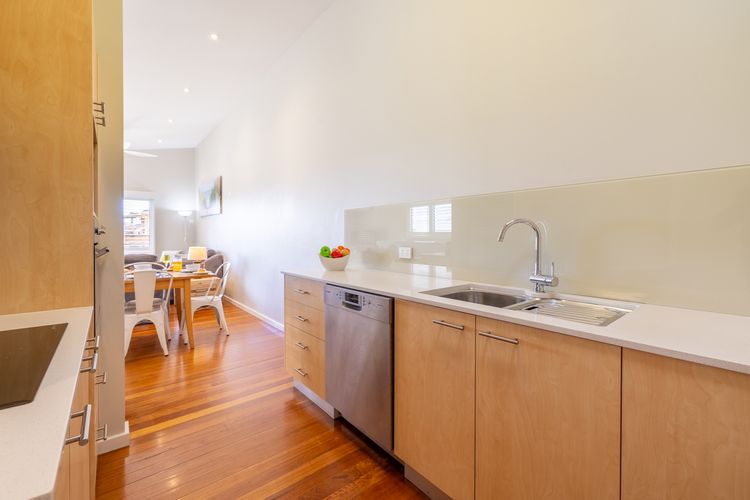 Pet friendly La Costa, 2/1a Messines St – air con and Wi-Fi