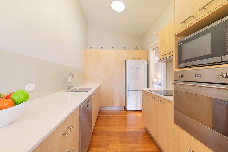 Pet friendly La Costa, 2/1a Messines St – air con and Wi-Fi