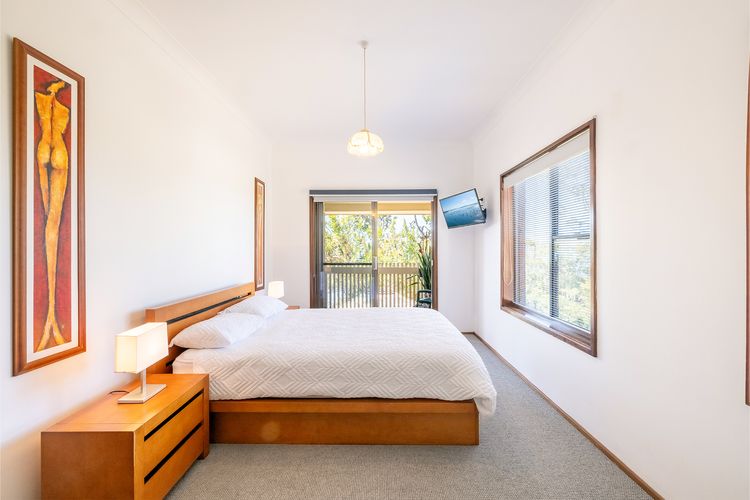 Casa Carinho, 24 Wallawa Rd – spectacular water views, pet friendly, air con and Wi-Fi