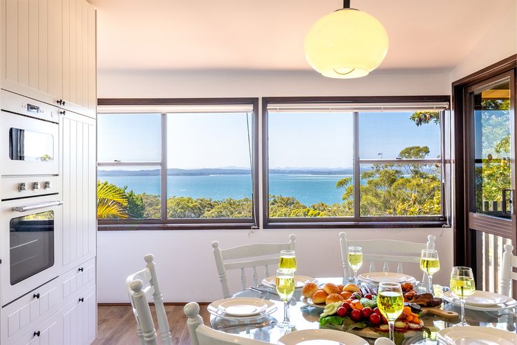 Casa Carinho, 24 Wallawa Rd – spectacular water views, pet friendly, air con and Wi-Fi