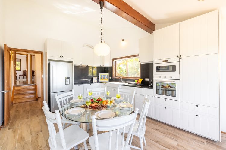 Casa Carinho, 24 Wallawa Rd – spectacular water views, pet friendly, air con and Wi-Fi