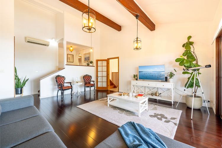 Casa Carinho, 24 Wallawa Rd – spectacular water views, pet friendly, air con and Wi-Fi