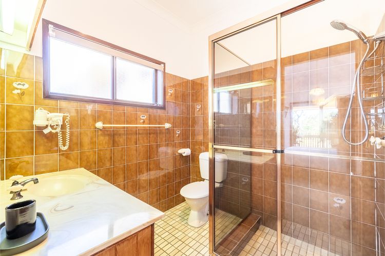 Casa Carinho, 24 Wallawa Rd – spectacular water views, pet friendly, air con and Wi-Fi