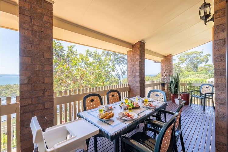 Casa Carinho, 24 Wallawa Rd – spectacular water views, pet friendly, air con and Wi-Fi