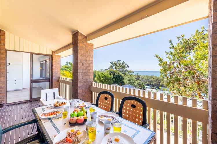 Casa Carinho, 24 Wallawa Rd – spectacular water views, pet friendly, air con and Wi-Fi