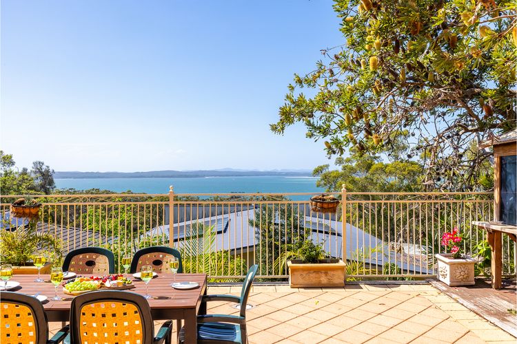 Casa Carinho, 24 Wallawa Rd – spectacular water views, pet friendly, air con and Wi-Fi