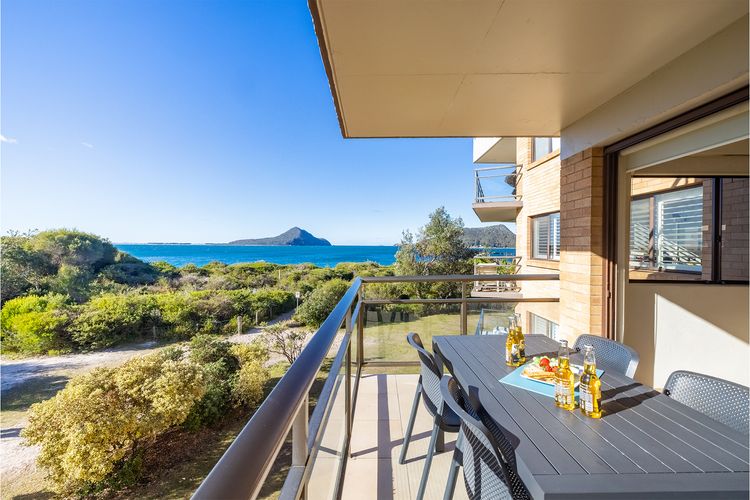 Intrepid, 15/3 Intrepid Close – right on the beachfront and WiFi
