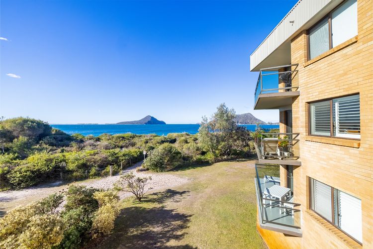 Intrepid, 15/3 Intrepid Close – right on the beachfront and WiFi