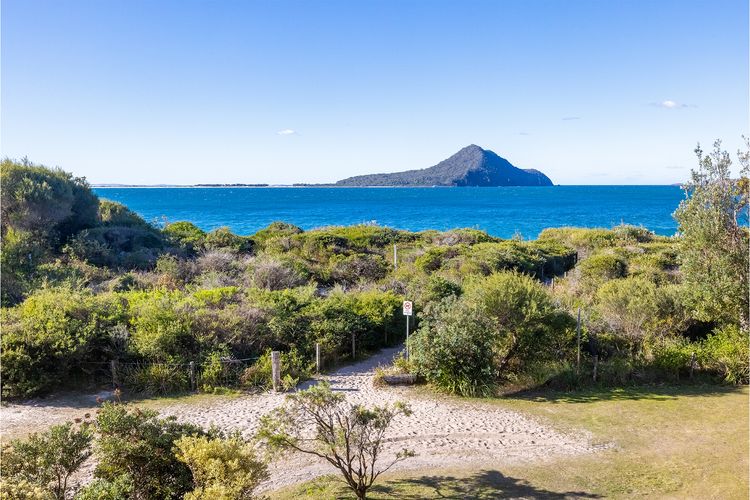 Intrepid, 15/3 Intrepid Close – right on the beachfront and WiFi