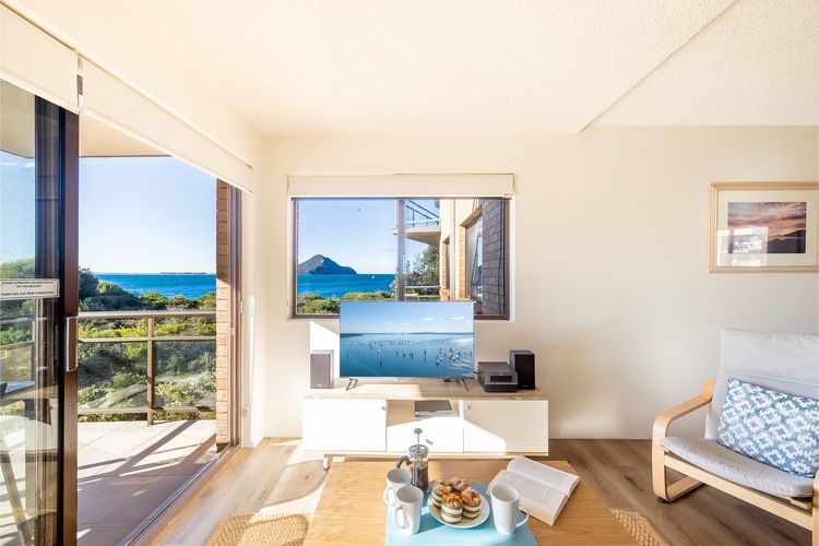 Intrepid, 15/3 Intrepid Close – right on the beachfront and WiFi