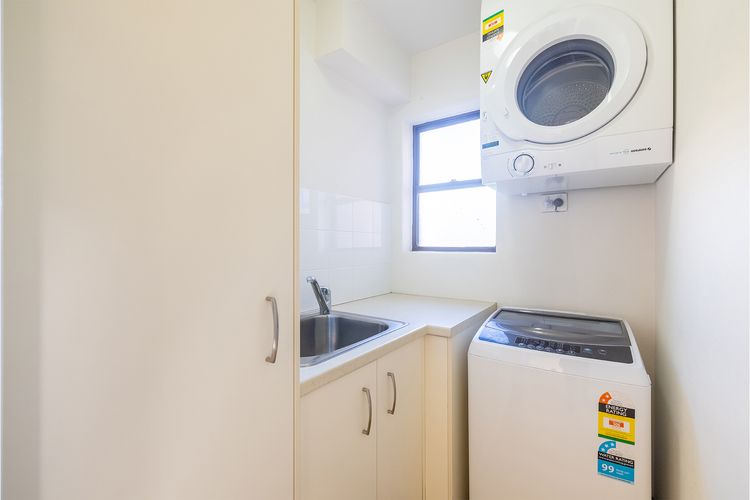 Intrepid, 15/3 Intrepid Close – right on the beachfront and WiFi