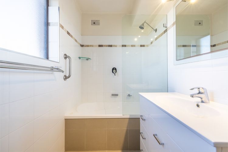 Intrepid, 15/3 Intrepid Close – right on the beachfront and WiFi
