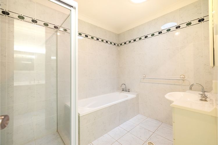Danalene, 44a Danalene Pde – stunning waterfront property with Air Con, WI-FI, Double Lock Up Garage & Boat Parking