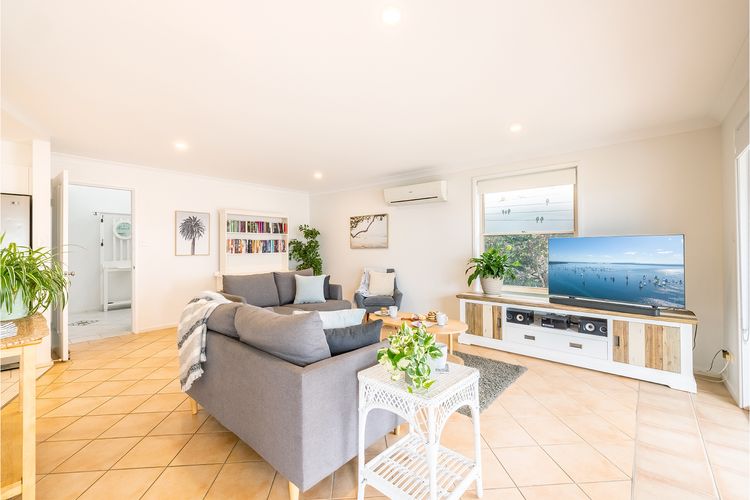 Danalene, 44a Danalene Pde – stunning waterfront property with Air Con, WI-FI, Double Lock Up Garage & Boat Parking