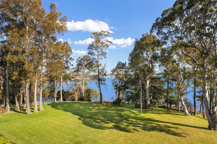 Danalene, 44a Danalene Pde – stunning waterfront property with Air Con, WI-FI, Double Lock Up Garage & Boat Parking
