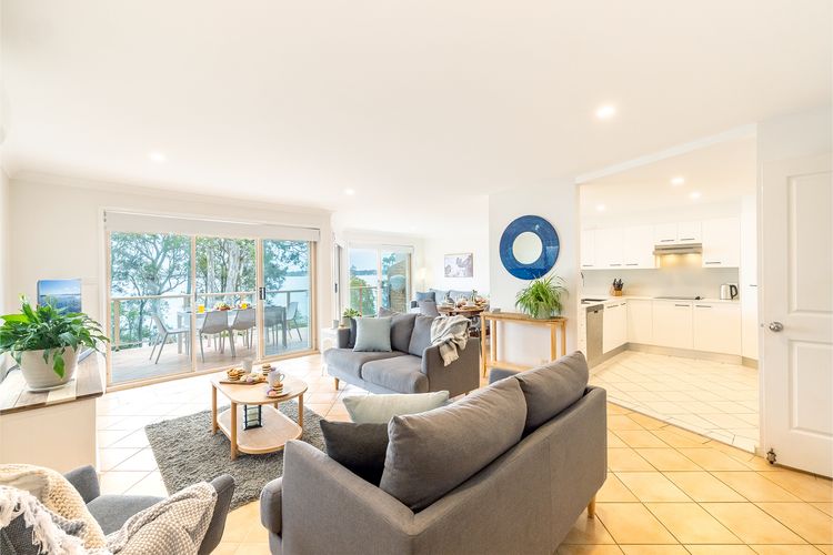 Danalene, 44a Danalene Pde – stunning waterfront property with Air Con, WI-FI, Double Lock Up Garage & Boat Parking