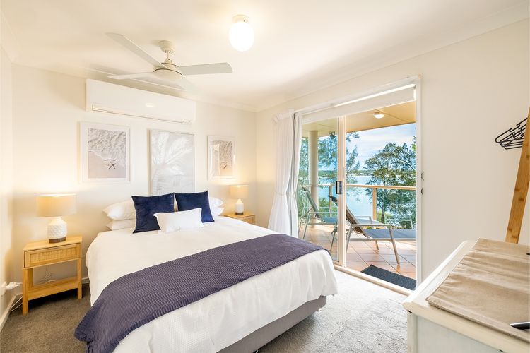 Danalene, 44a Danalene Pde – stunning waterfront property with Air Con, WI-FI, Double Lock Up Garage & Boat Parking