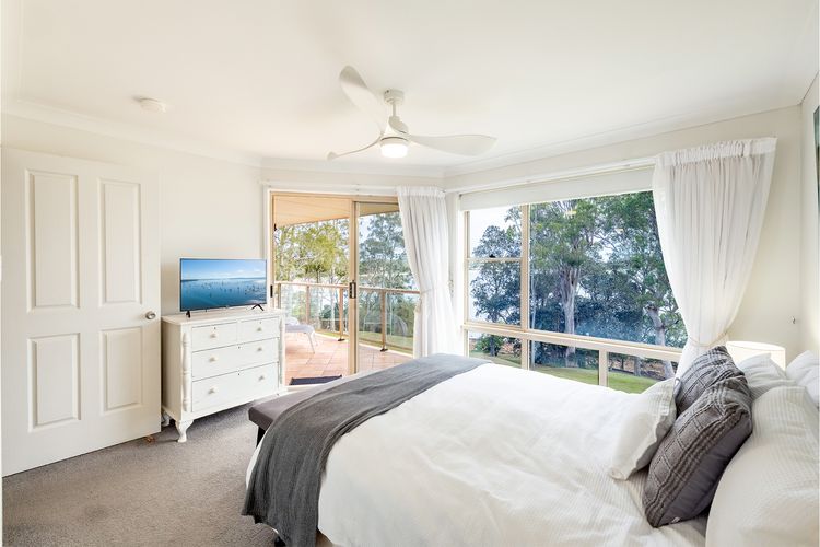 Danalene, 44a Danalene Pde – stunning waterfront property with Air Con, WI-FI, Double Lock Up Garage & Boat Parking