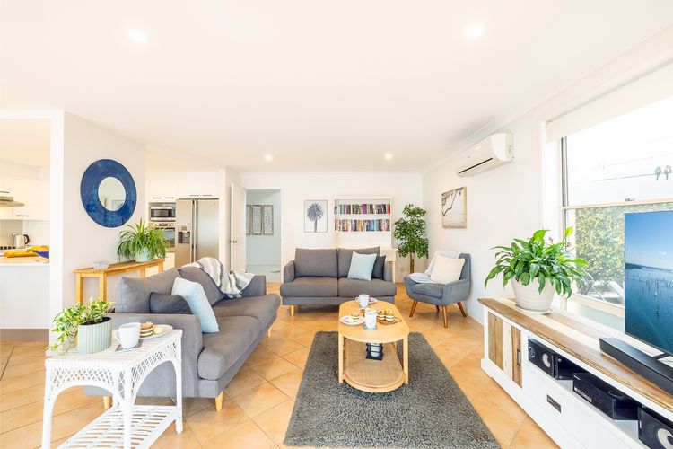 Danalene, 44a Danalene Pde – stunning waterfront property with Air Con, WI-FI, Double Lock Up Garage & Boat Parking