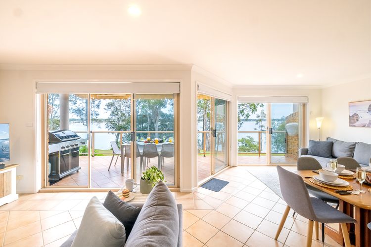 Danalene, 44a Danalene Pde – stunning waterfront property with Air Con, WI-FI, Double Lock Up Garage & Boat Parking