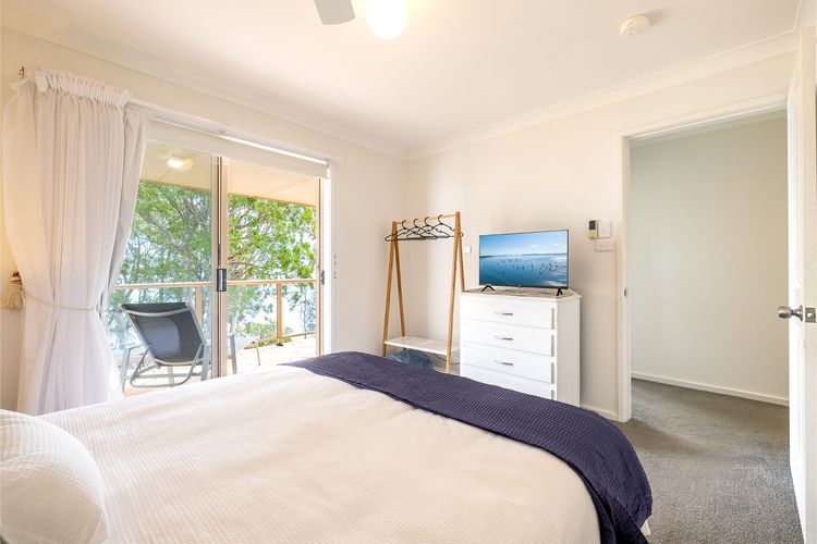 Danalene, 44a Danalene Pde – stunning waterfront property with Air Con, WI-FI, Double Lock Up Garage & Boat Parking