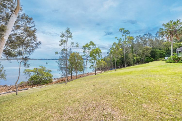 Danalene, 44a Danalene Pde – stunning waterfront property with Air Con, WI-FI, Double Lock Up Garage & Boat Parking