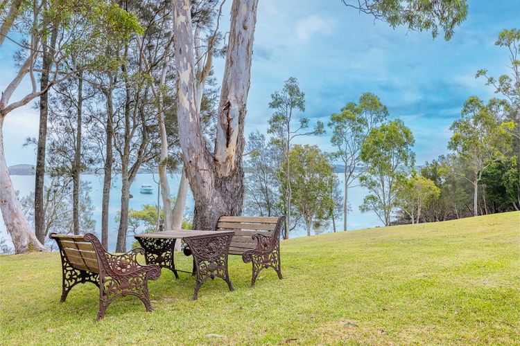 Danalene, 44a Danalene Pde – stunning waterfront property with Air Con, WI-FI, Double Lock Up Garage & Boat Parking
