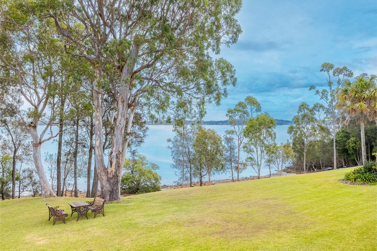 Danalene, 44a Danalene Pde – stunning waterfront property with Air Con, WI-FI, Double Lock Up Garage & Boat Parking