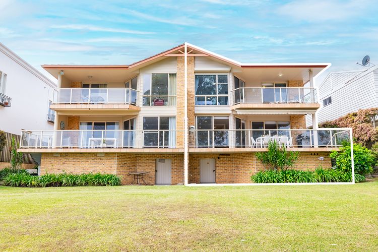 Danalene, 44a Danalene Pde – stunning waterfront property with Air Con, WI-FI, Double Lock Up Garage & Boat Parking