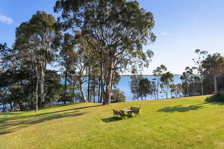 Danalene, 44a Danalene Pde – stunning waterfront property with Air Con, WI-FI, Double Lock Up Garage & Boat Parking