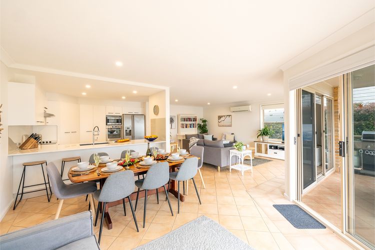 Danalene, 44a Danalene Pde – stunning waterfront property with Air Con, WI-FI, Double Lock Up Garage & Boat Parking