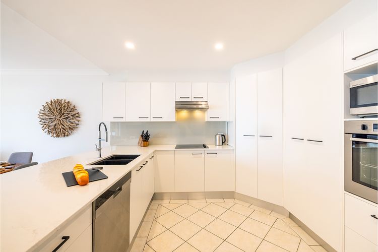 Danalene, 44a Danalene Pde – stunning waterfront property with Air Con, WI-FI, Double Lock Up Garage & Boat Parking