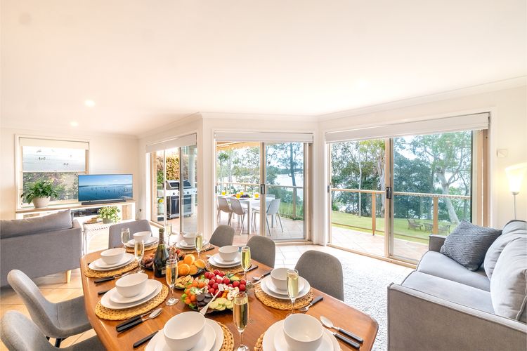 Danalene, 44a Danalene Pde – stunning waterfront property with Air Con, WI-FI, Double Lock Up Garage & Boat Parking