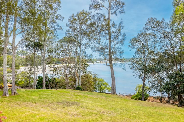 Danalene, 44a Danalene Pde – stunning waterfront property with Air Con, WI-FI, Double Lock Up Garage & Boat Parking