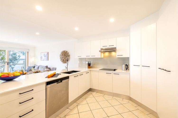 Danalene, 44a Danalene Pde – stunning waterfront property with Air Con, WI-FI, Double Lock Up Garage & Boat Parking