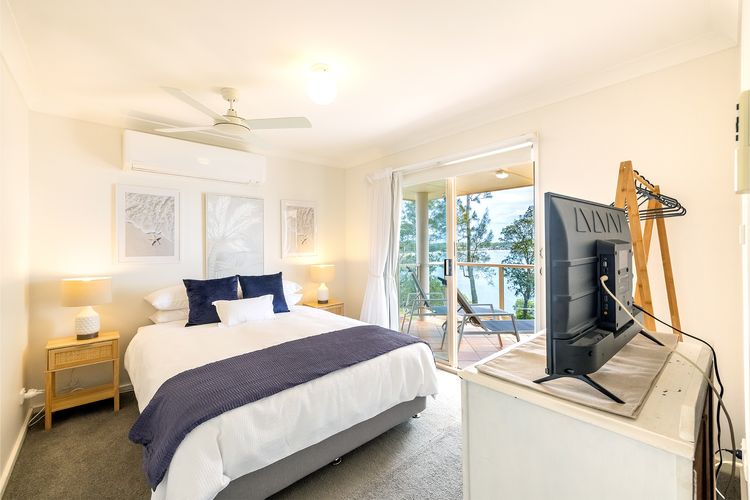Danalene, 44a Danalene Pde – stunning waterfront property with Air Con, WI-FI, Double Lock Up Garage & Boat Parking